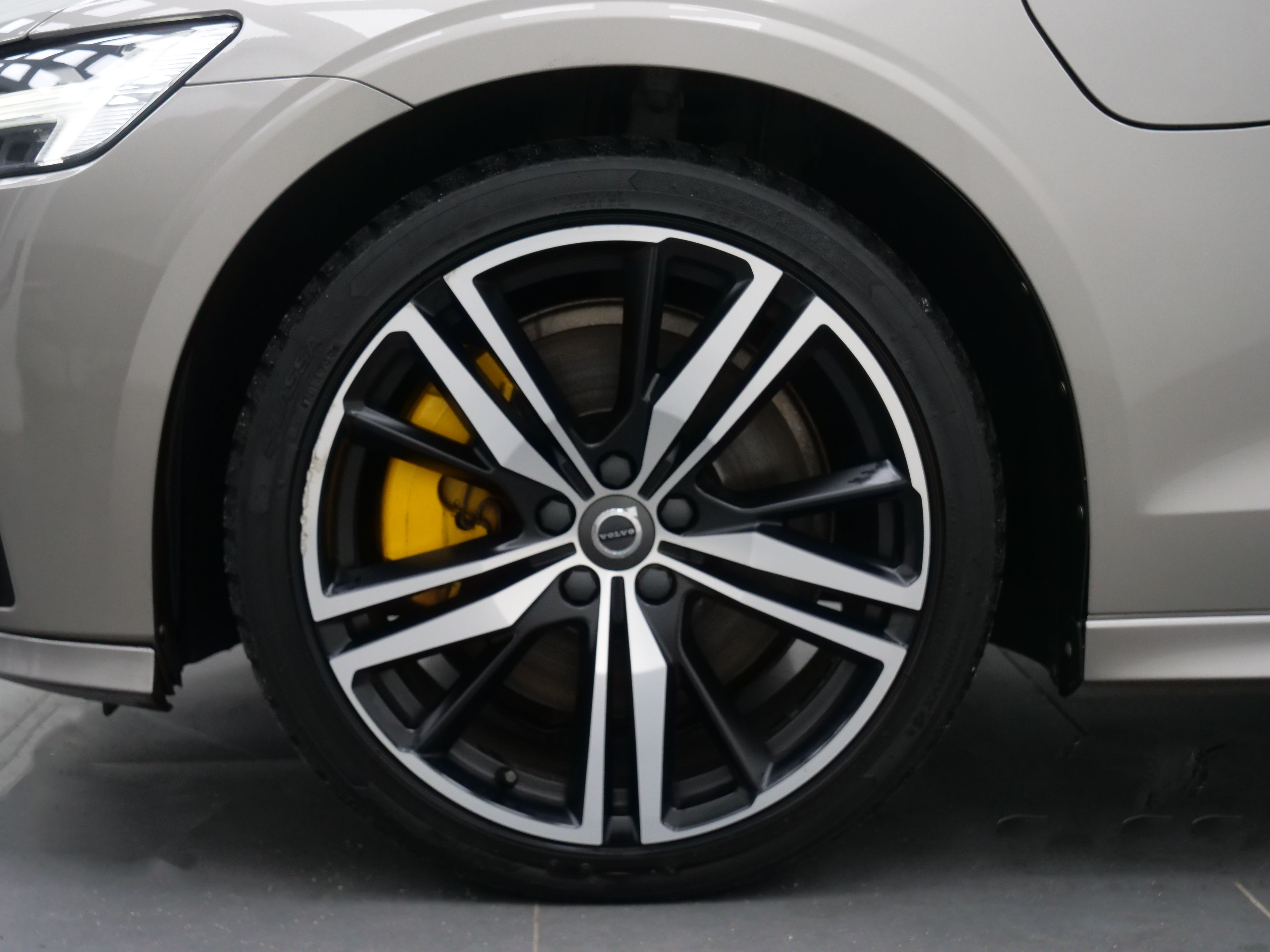 Volvo V60 T8 AWD R-Design B&W Pano HuD Orrefors Drag 392hk