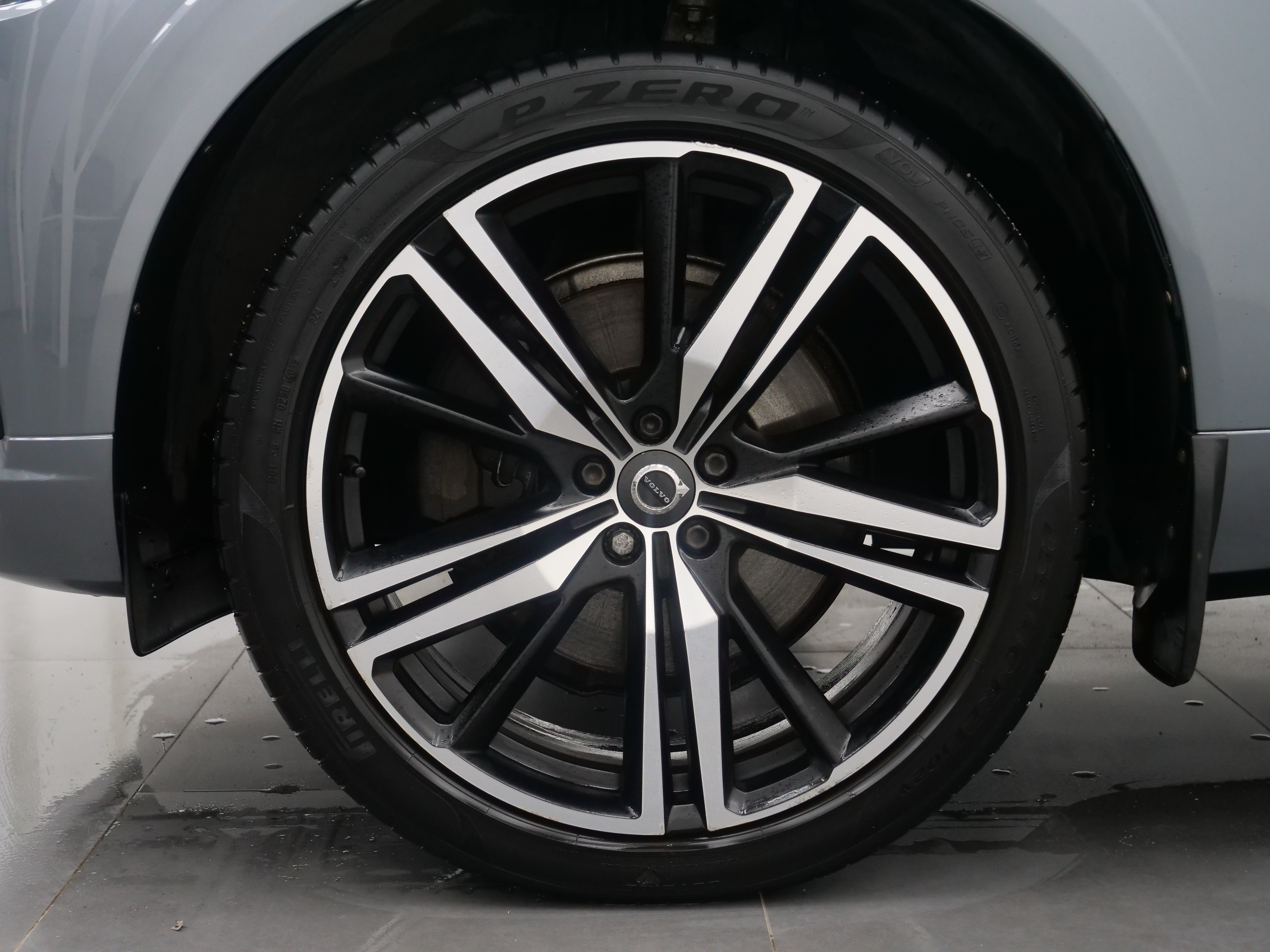 Volvo XC60 B4 AWD R-Design HuD Pano B&W 194hk